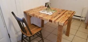 Table de cuisine en blocs de bois recyclé