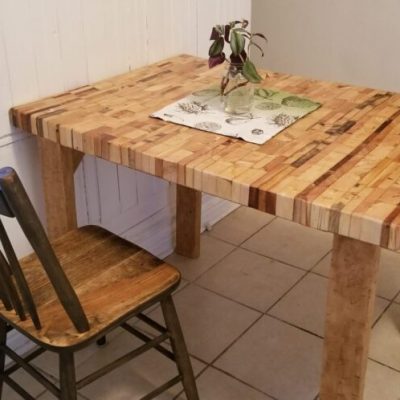 Table de cuisine en blocs de bois recyclé 1