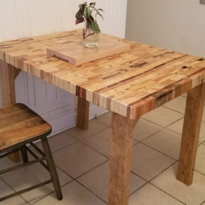 Table de cuisine en blocs de bois recyclé 2